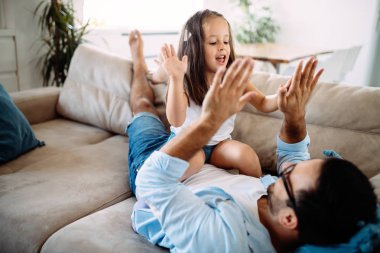 Mutlu aile eğleniyor evde vakit