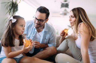 Mutlu aile eğleniyor evde vakit