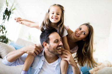Mutlu aile eğleniyor evde vakit