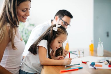 Mutlu aile eğleniyor evde vakit