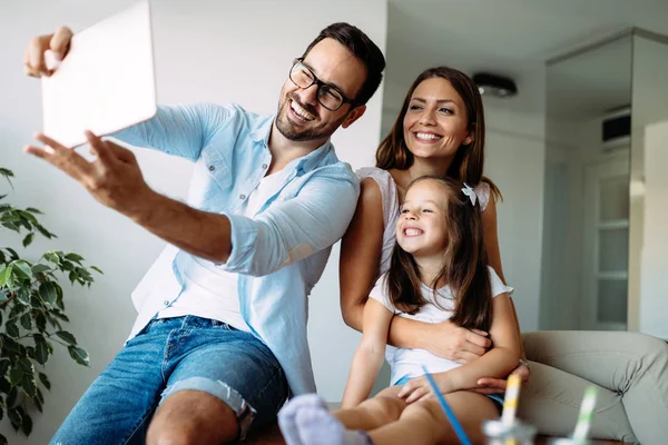 Família Feliz Divertindo Juntos Casa — Fotografia de Stock