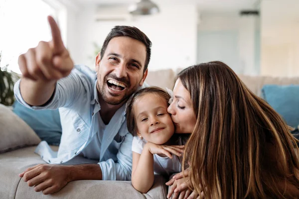 Gelukkige Familie Plezier Tijd Thuis Kijken — Stockfoto