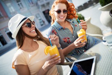 Açık havada eğlence ve alışveriş genç çekici kız resim