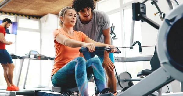 Jeune Belle Femme Faisant Des Exercices Avec Entraîneur Personnel Dans — Photo