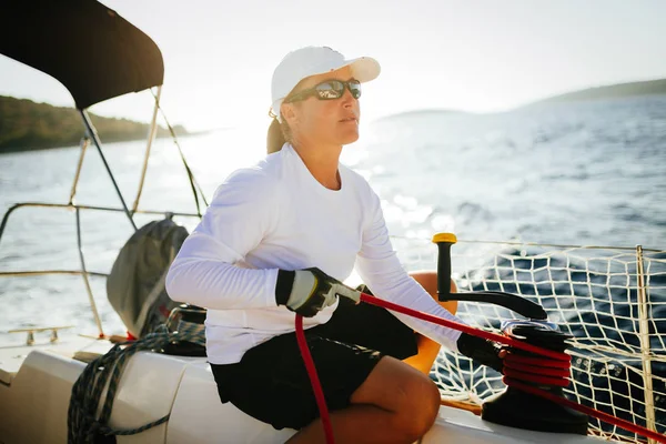 Attraente Donna Sportiva Forte Vela Con Sua Barca — Foto Stock
