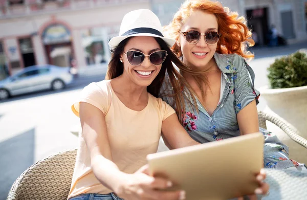 Belles Filles Femmes Avoir Plaisir Sourire Ensemble Dans Café Plein — Photo