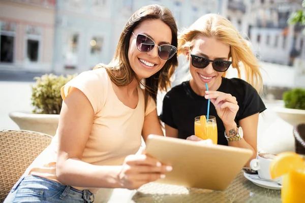 Immagine Ragazze Attraenti Che Divertono All Aperto Fanno Shopping — Foto Stock