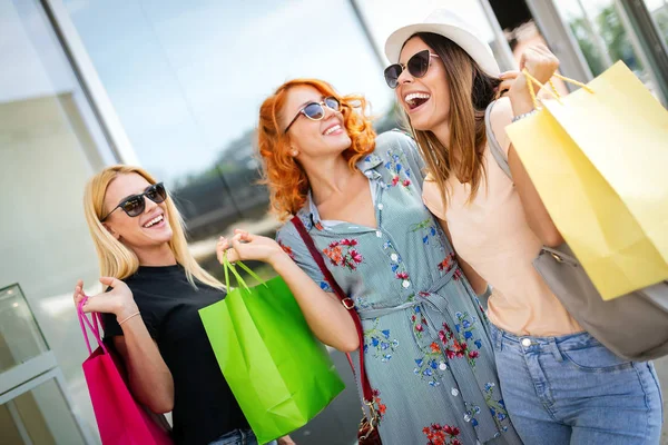 Hermosas Chicas Con Bolsas Compras Caminando Centro Comercial —  Fotos de Stock