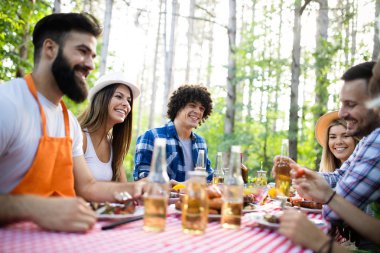 Kamp ve doğada bir Barbekü partisi arkadaş grubu