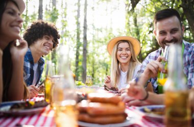 Kamp ve doğada bir Barbekü partisi arkadaş grubu