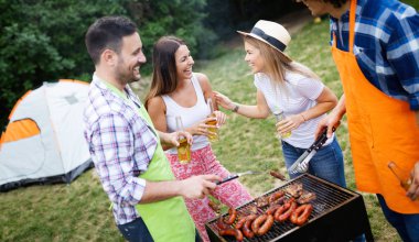 Doğada parti bir Barbekü partisi arkadaş grubu
