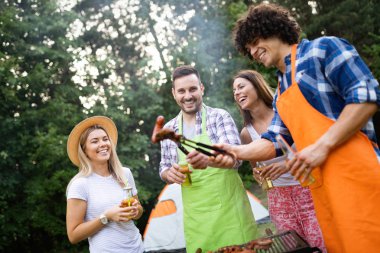Doğada parti bir Barbekü partisi arkadaş grubu