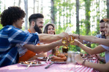 Kamp ve doğada bir Barbekü partisi arkadaş grubu