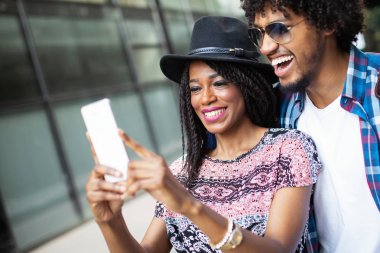 Genç çift şehirde tatil selfie için poz