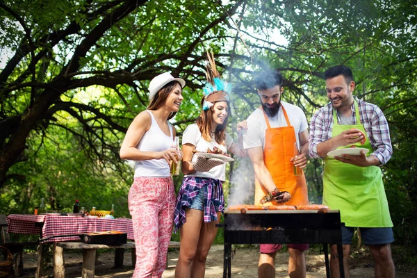 Amigos Haciendo Una Fiesta Barbacoa Naturaleza Mientras Divierten — Foto de Stock