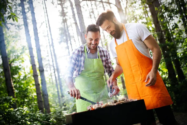 Amici Che Fanno Una Festa Barbecue Natura Mentre Divertono — Foto Stock