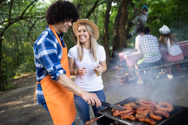 Groep Vrienden Met Een Barbecue Party Natuur — Stockfoto