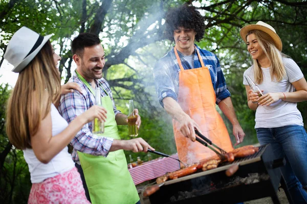 Groep Vrienden Met Een Barbecue Party Natuur — Stockfoto