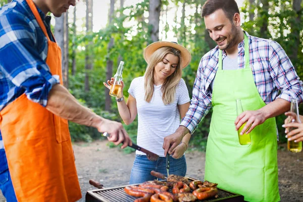 Unga Kvinnliga Och Manliga Par Bakning Barbecue Naturen Med Vänner — Stockfoto
