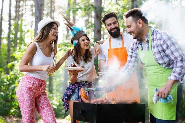 Amici Felici Fare Barbecue Pranzare Nella Natura — Foto Stock