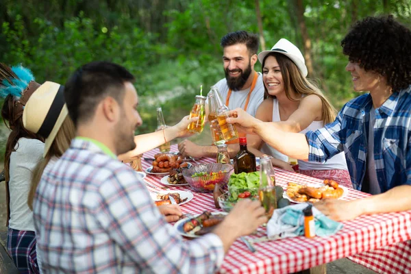 Vrienden Die Een Barbecue Party Natuur Tijdens Een Ontploffing — Stockfoto