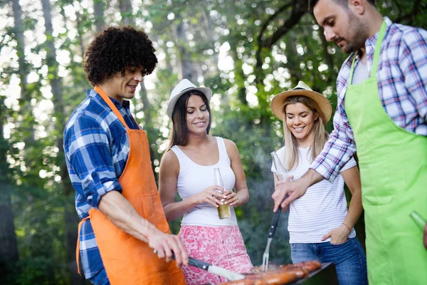 Grupo Amigos Fazendo Uma Festa Churrasco Natureza — Fotografia de Stock