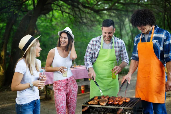 Gruppe Von Freunden Bei Einem Grillfest Der Natur — Stockfoto