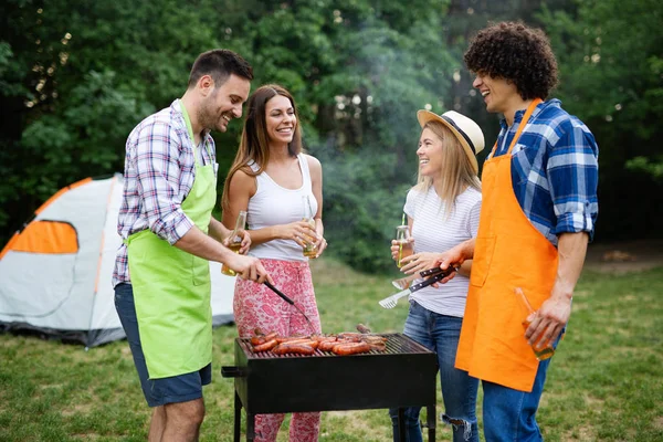 Grupo Amigos Fazendo Uma Festa Churrasco Natureza — Fotografia de Stock