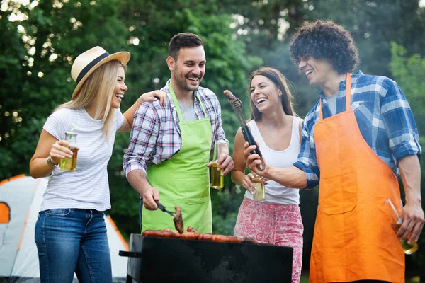 Groupe Amis Faisant Une Fête Barbecue Dans Nature — Photo