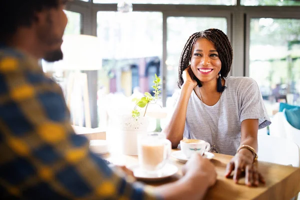 Feliz Pareja Negra Citas Cafetería Beber Café Con Leche —  Fotos de Stock