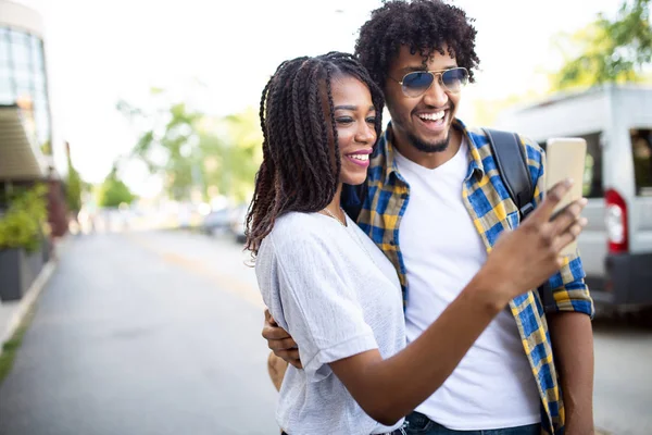 Genç African Çift alma bir selfie ve sahip olan eğlence açık havada.