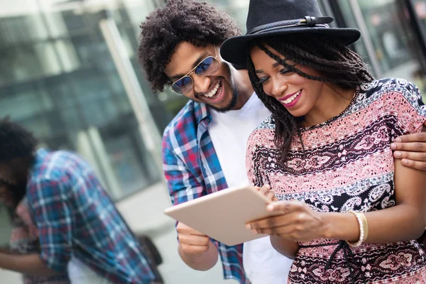 Nahaufnahme Porträt Eines Glücklichen Jungen Afrikanischen Paares Das Gemeinsam Freien — Stockfoto