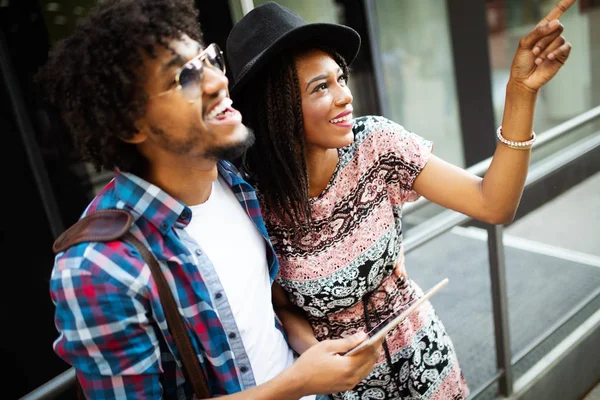 Viajes Turismo Vacaciones Verano Tecnología Concepto Amistad Sonriente Pareja Viajar —  Fotos de Stock