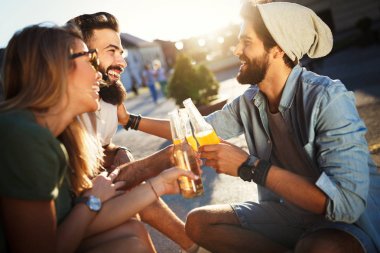 Bir grup arkadaş eğleniyor ve yazın tadını çıkarıyorlar.