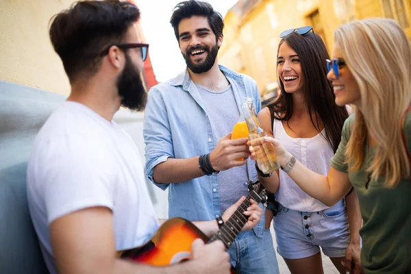 Grupo Jóvenes Amigos Divirtiéndose Juntos Verano Aire Libre — Foto de Stock