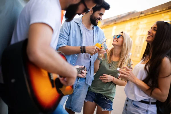 Genç arkadaşlar takılmak, eğlenmek ve yaz günlerini zevk