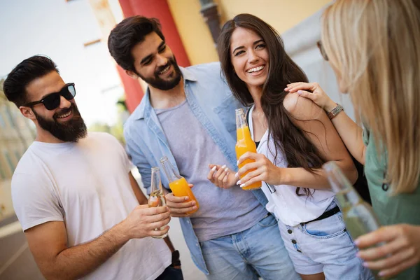 Genç arkadaşlar takılmak, eğlenmek ve yaz günlerini zevk