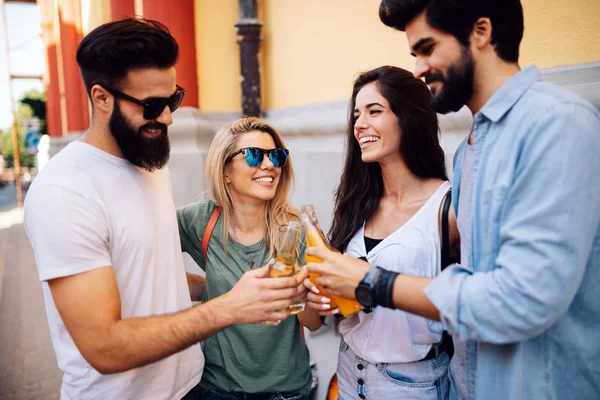 Jóvenes Amigos Pasando Rato Divertirse Disfrutar Los Días Verano —  Fotos de Stock