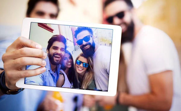 Grupo Jovens Amigos Sorrindo Conversando Divertindo Juntos — Fotografia de Stock