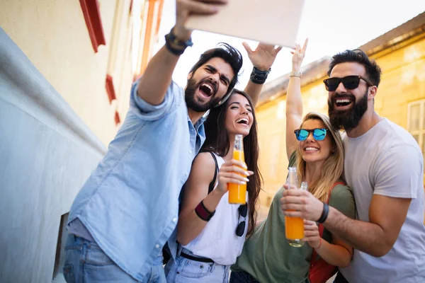 Bir grup arkadaş yazın dışarı çıkıp eğleniyorlar.