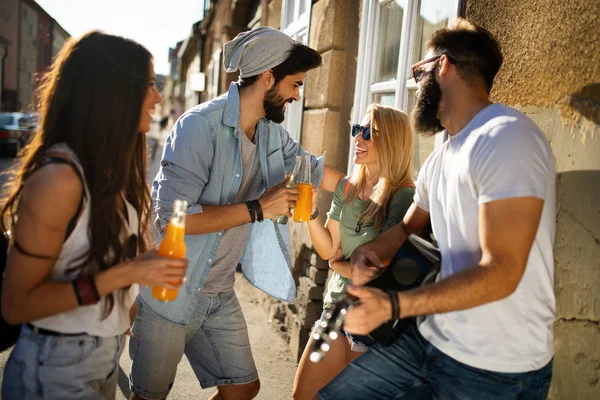 Grupo Jóvenes Amigos Sonriendo Hablando Divirtiéndose Juntos — Foto de Stock