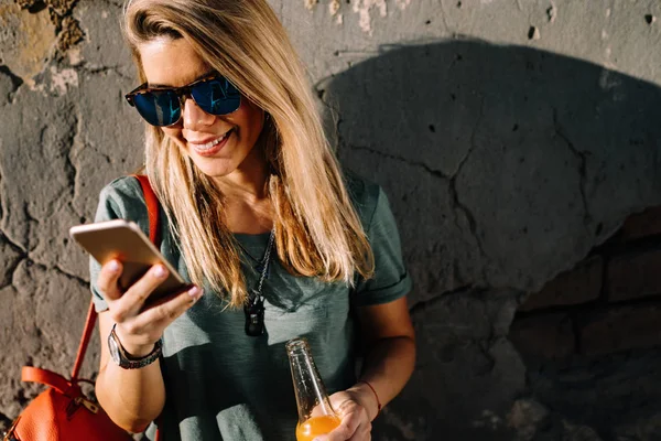 Retrato Uma Mulher Muito Sorridente Usando Telefone Celular Enquanto Segura — Fotografia de Stock