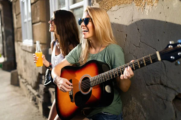 Grupo Amigos Desfrutando Dia Verão Livre Tocando Guitarra Jovens Felizes — Fotografia de Stock