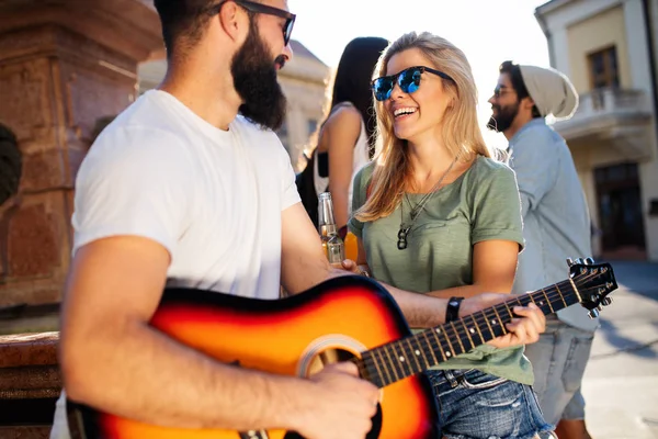 Eine Gruppe Von Freunden Genießt Einen Sommertag Freien Und Spielt — Stockfoto