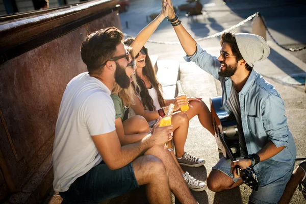 Grupo Amigos Divertindo Saindo Livre Verão — Fotografia de Stock