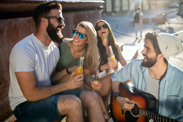 Grupo Amigos Divertindo Saindo Livre Verão — Fotografia de Stock