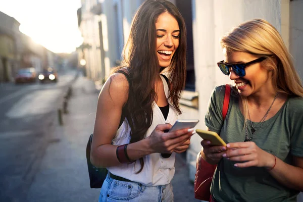 Jovens Mulheres Bonitas Posando Rua Com Telefone Retrato Livre Meninas — Fotografia de Stock