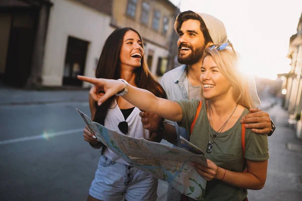 Happy Friends Genieten Van Sightseeing Tour Stad Zomer — Stockfoto