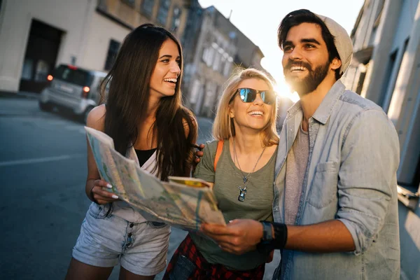 Přátelství Cestování Dovolená Léto Koncepce Lidí Skupina Usmívajícími Přátel — Stock fotografie