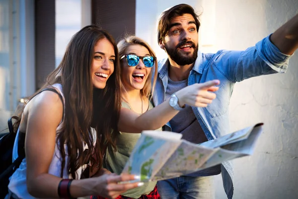 Amigos Felizes Desfrutando Passeio Turístico Cidade Verão — Fotografia de Stock